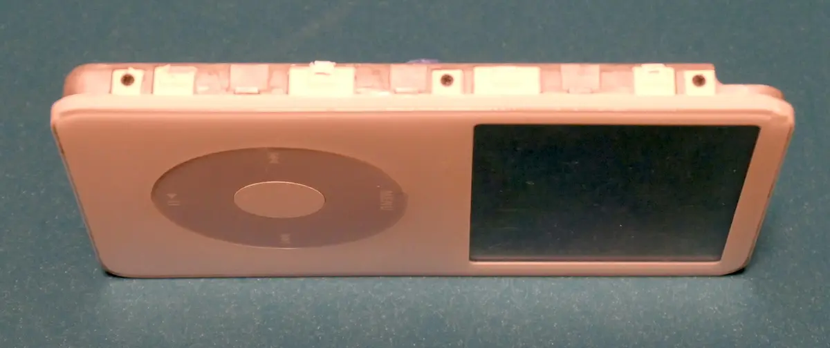 iPod第五世代プラスチック外装外し1